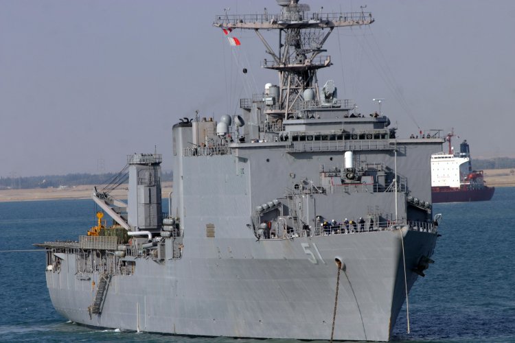 Image: Dock landing ship USS Oak Hill (LSD 51)